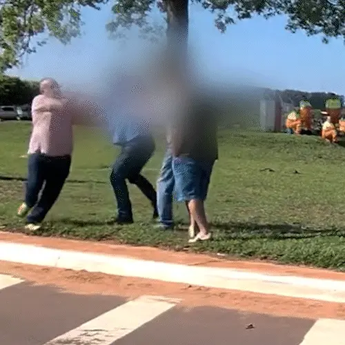 Chamado de “vagabundo”, vereador parte pra cima de motorista em protesto