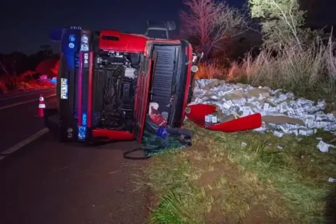Caminhão carregado com fardos de cerveja tomba em rodovia em Bataguassu