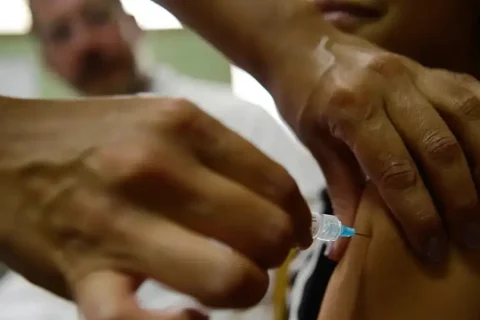 Dose contra HPV é indicada a vítimas de violência sexual a partir de 2 anos