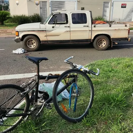 AGORA: Ciclista fica gravemente ferido após ser atingido por caminhonete no Nova Lima