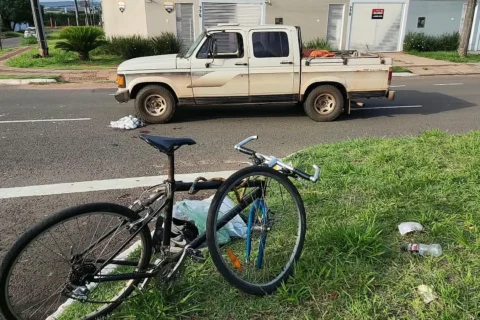 AGORA: Ciclista fica gravemente ferido após ser atingido por caminhonete no Nova Lima