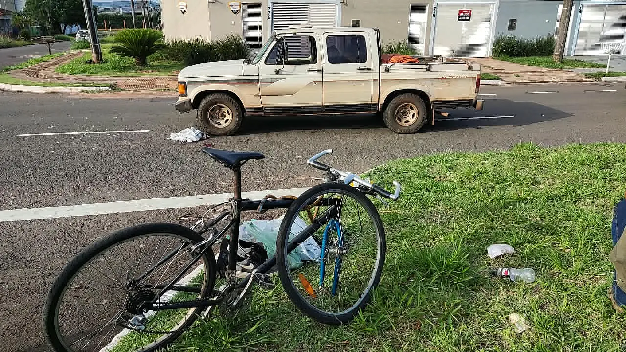 AGORA: Ciclista fica gravemente ferido após ser atingido por caminhonete no Nova Lima