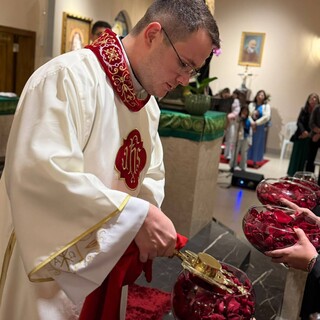 Pétalas, graças e fé celebram 1º ano de Carlo Acutis como santo Pétalas, graças e fé celebram 1º ano de Carlo Acutis como santo