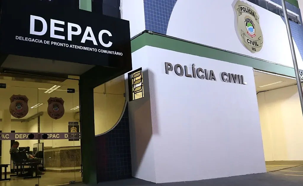 Suspeito é amarrado por populares após ser flagrado furtando cimento em obra