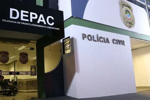 Suspeito é amarrado por populares após ser flagrado furtando cimento em obra