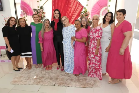 Mulheres que venceram o câncer sobem à passarela em desfile do Outubro Rosa em Campo Grande