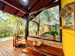 Casa se esconde entre árvores e tem até piscina no meio da mata