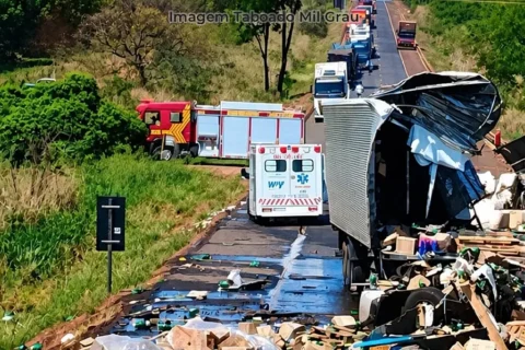 Colisão entre caminhões mata duas pessoas entre Paranaíba e Aparecida do Taboado