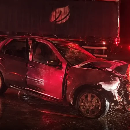 Colisão entre carro e carreta de celulose deixa três mortos na BR-158