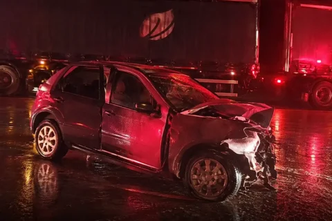 Colisão entre carro e carreta de celulose deixa três mortos na BR-158