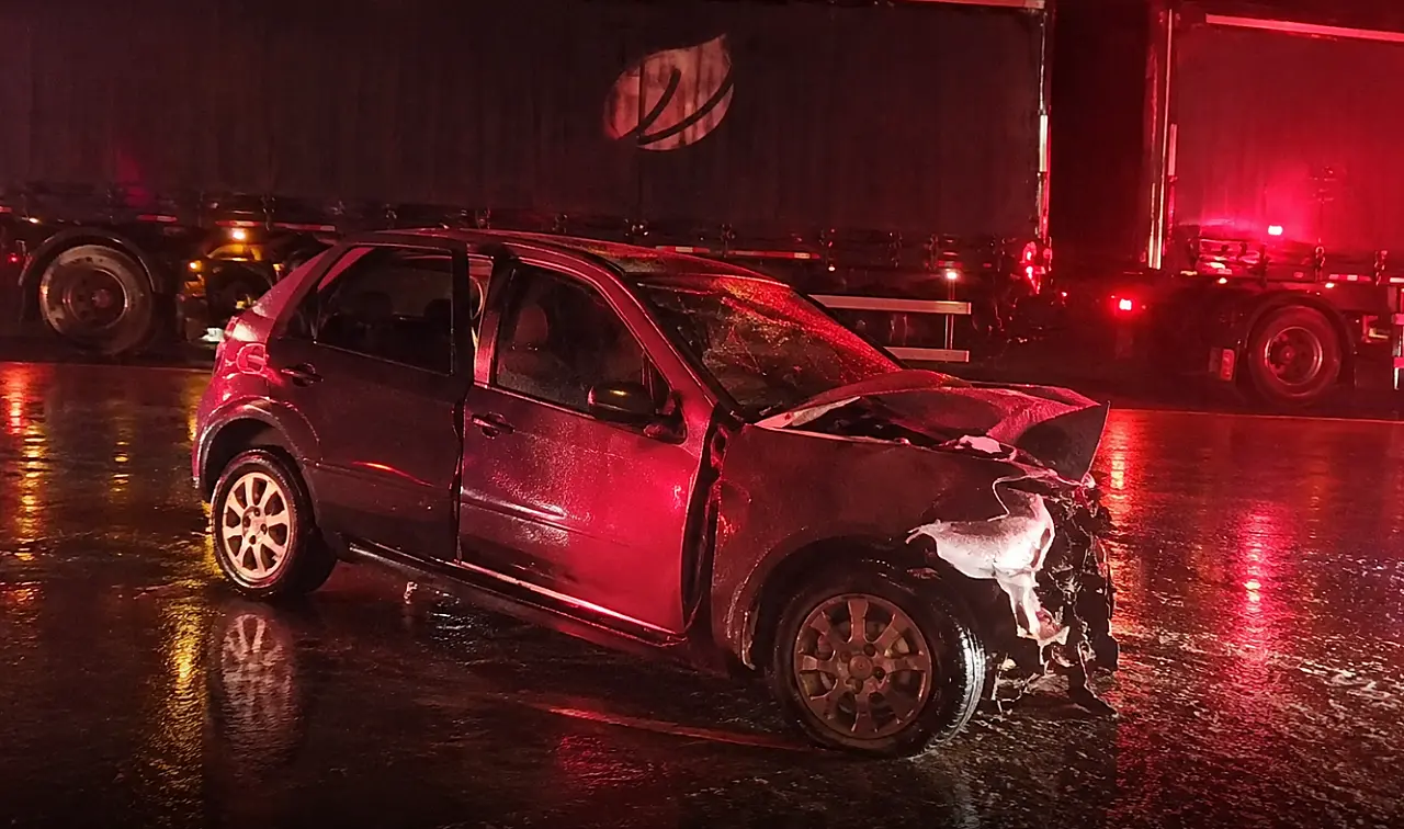 Colisão entre carro e carreta de celulose deixa três mortos na BR-158