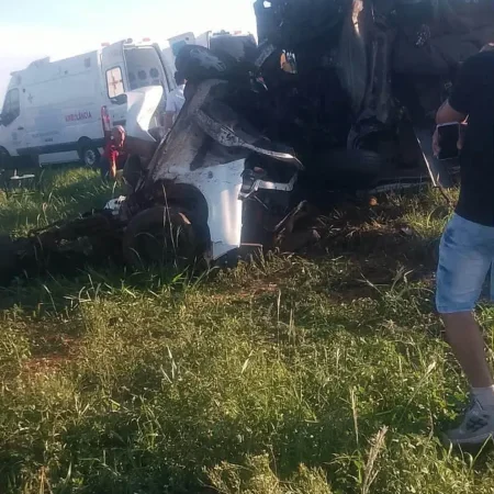 Vídeo: Van da Prefeitura de Eldorado colide com carro e deixa três mortos na BR-163