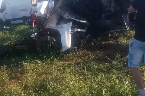 Vídeo: Van da Prefeitura de Eldorado colide com carro e deixa três mortos na BR-163