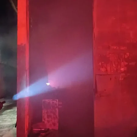 Vídeo: Incêndio de grandes proporções atinge marcenaria no Jardim Canguru
