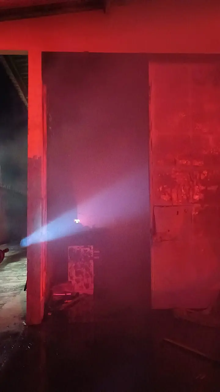 Vídeo: Incêndio de grandes proporções atinge marcenaria no Jardim Canguru
