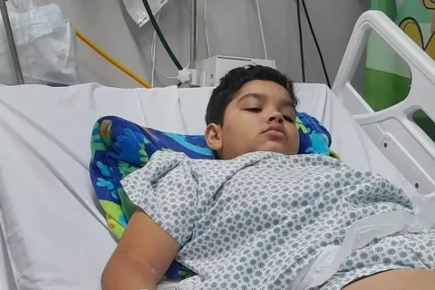 Aos 8 anos, menino de Rio Brilhante enfrenta 10 cirurgias e faz vaquinha para evitar nova colostomia
