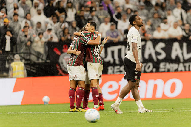 Fluminense vence Corinthians e amplia sequência de derrotas no Brasileirão