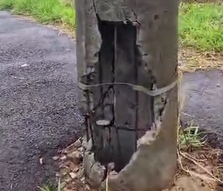 Após acidente, poste fica torto e preocupa moradores no Santo Antônio