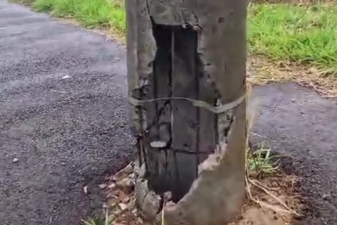 Após acidente, poste fica torto e preocupa moradores no Santo Antônio