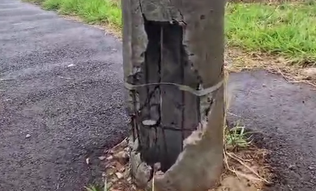 Após acidente, poste fica torto e preocupa moradores no Santo Antônio
