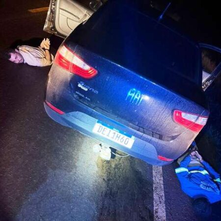 Polícia atira 18 vezes em pneus de carro roubado após fuga de posto