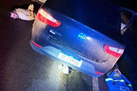 Polícia atira 18 vezes em pneus de carro roubado após fuga de posto