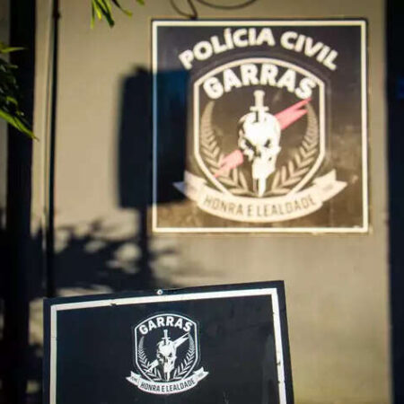Após jogar ex-noiva do carro, homem ignora medida protetiva e acaba preso