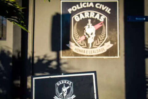 Após jogar ex-noiva do carro, homem ignora medida protetiva e acaba preso