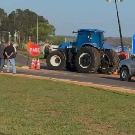 Produtores bloqueiam acesso a Santa Rita em protesto contra interdição na MS-040