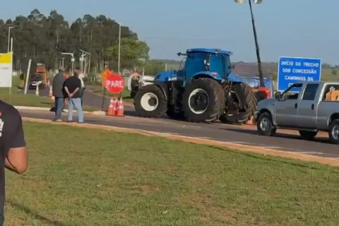 Produtores bloqueiam acesso a Santa Rita em protesto contra interdição na MS-040