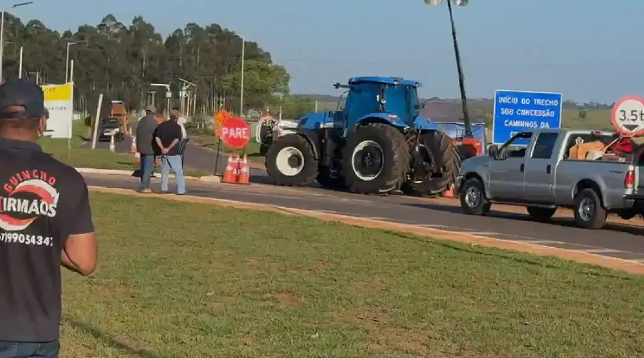 Produtores bloqueiam acesso a Santa Rita em protesto contra interdição na MS-040