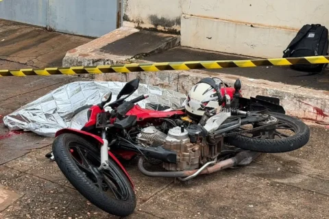 Motociclista morre após ser lançado a metros de distância após colisão com carro em Nova Andradina