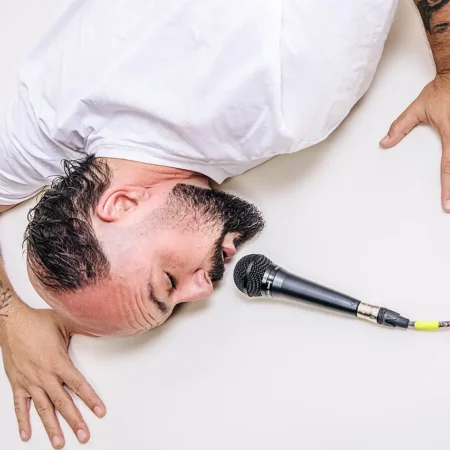 André Tristão estreia espetáculo que transforma discursos de ódio em dança em performance