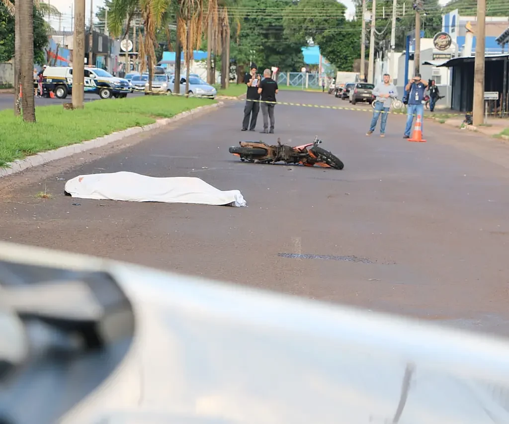 AGORA: Motociclista morre após perder controle e bater em árvore na Capital