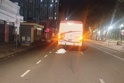 AGORA: Adolescente morre em acidente entre motocicleta e ônibus no Centro da Capital