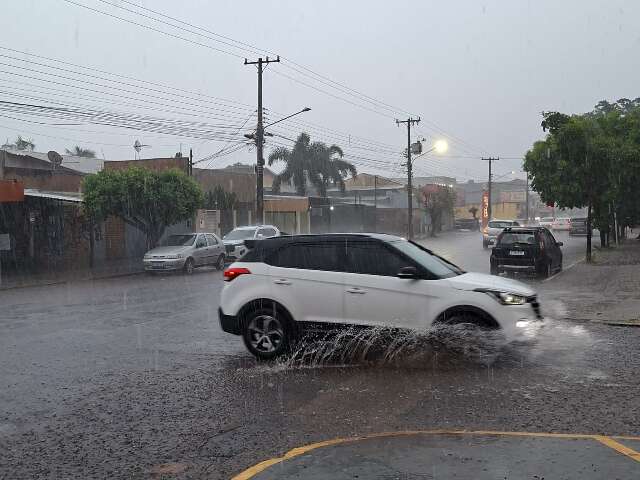 Chuva passa de 30 mm na Capital e frente fria mantém MS sob risco de temporal