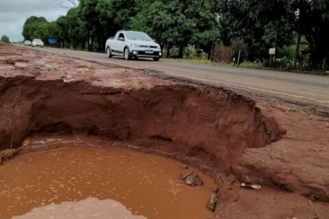 Chuva abre cratera e compromete asfalto da MS-141, entre Ivinhema e Angélica