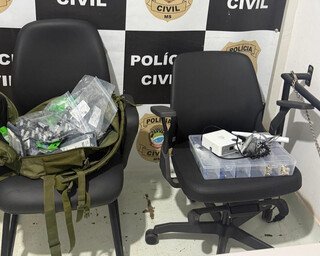 Falso dentista é preso colocando lentes de contato em salão de beleza Falso dentista é preso colocando lentes de contato em salão de beleza
