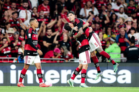Carrascal decide clássico e mantém Flamengo na liderança do Brasileirão