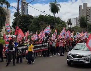 Apoiadores de Lula fazem passeata pela Afonso Pena em Campo Grande
