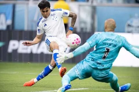 Com três gols de Kaio Jorge, Cruzeiro vira sobre o Grêmio e entra no G4