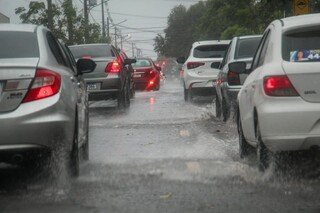 Chuva alaga trechos de vias e deixa semáforo apagado em Campo Grande