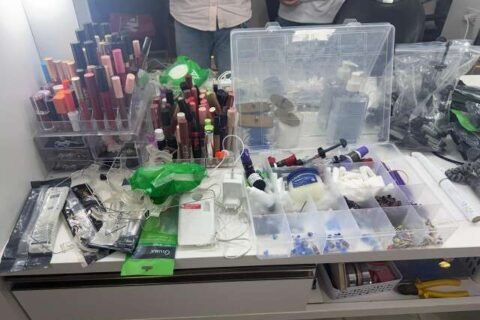 Falso dentista é preso colocando lentes de contato em salão de beleza