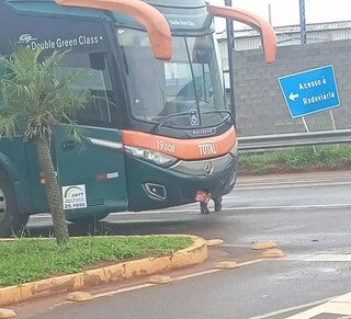 Pane em ônibus de viagem deixa passageiros aguardando por 5h em Bataguassu