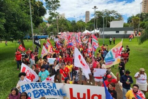Apoiadores de Lula fazem passeata pela Afonso Pena em Campo Grande