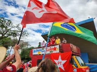 Apoiadores de Lula fazem passeata pela Afonso Pena em Campo Grande