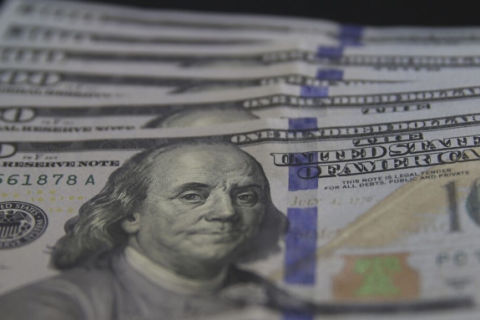 Dólar cai a R$ 5,21 no último pregão antes do primeiro turno