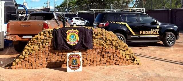 PF apreende Hilux clonada com 1,8 tonelada de maconha em casa abandonada