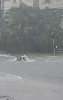 Chuva alaga trechos de vias e deixa semáforo apagado em Campo Grande