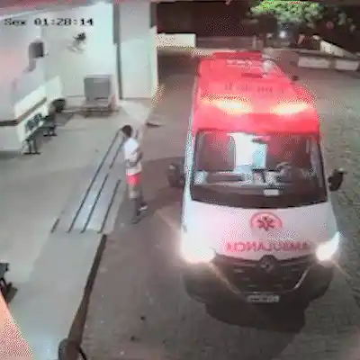 "Admirando" atendimento do Samu, ladrão aproveita brecha e furta ambulância